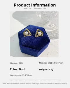 Dettaglio orecchini a triangolo in argento S925 con perle e placcatura in oro elegante