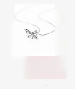 Gros plan du collier nœud en argent sterling S925 serti de diamants micro-pavés étincelants