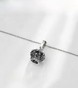 Macro du pendentif couronne en argent S925 avec zircons et poinçon d'authentification