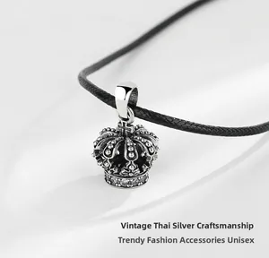 Détail macro du pendentif couronne en argent thaï vintage avec relief texturé