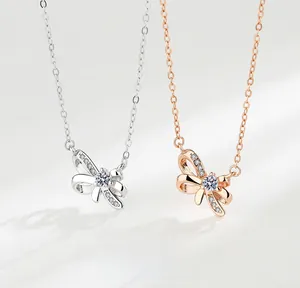 Détails de colliers nœuds en argent et or rose avec cristaux d'oxyde de zirconium