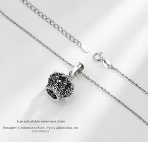 Gros plan du pendentif couronne en argent S925 avec chaîne d'extension réglable de 5 cm
