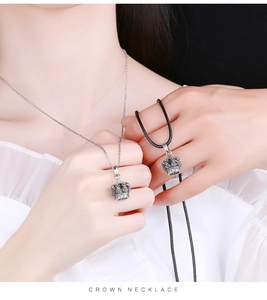 Détail du collier couronne en argent S925 vintage avec chaîne en métal et cordon en cuir