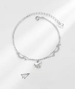 Macro d'un bracelet avion en argent S925 orné de zircons scintillants de luxe
