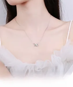 Gros plan d'un collier nœud en argent S925 avec pavé de zircons sur un mannequin