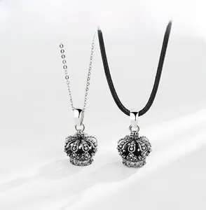 Détail des pendentifs couronne en argent S925 rétro avec chaîne en métal et cordon en cuir