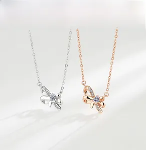 Détails de pendentifs nœud en argent et or rose sertis de cristaux brillants pavés