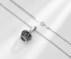 Gros plan montrant le poinçon S925 sur le fermoir du collier couronne en argent vintage