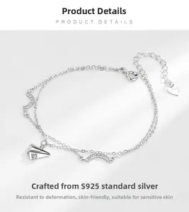 Détail du bracelet en argent S925 avec pendentif avion et étiquette en cœur