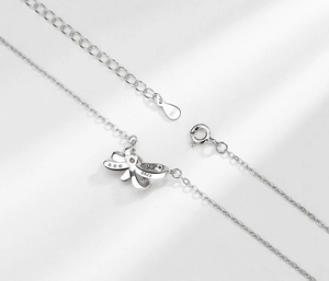 Gros plan du pendentif libellule en argent 925 montrant le poinçon et les cristaux fins