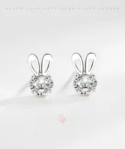 Détail macro de boucles d'oreilles lapin en argent 925 avec zircons cubiques brillants