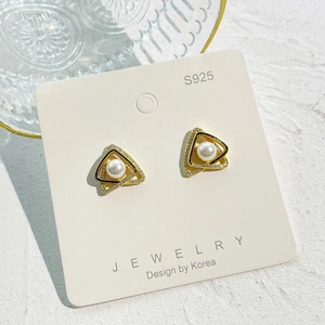 Orecchini a triangolo in argento S925 con perle, montatura dorata e zirconi