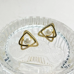 Orecchini a triangolo in argento S925 con perle bianche, finitura oro e zirconi brillanti
