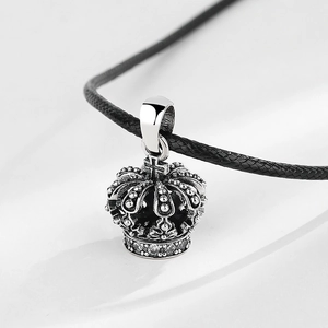 Collier couronne en argent S925 vintage avec gravure gothique et zircons cubiques clairs