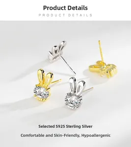 Détail de boucles d'oreilles lapin en argent S925 et or avec zircons étincelants