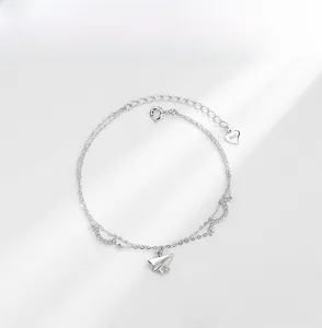 Détail du bracelet double couche en argent S925 avec pendentif avion en diamant