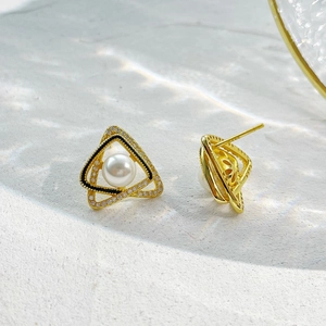 Eleganti orecchini a lobo in argento S925 con perla e cornice geometrica dorata con zirconi