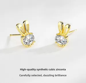 Détails des boucles d'oreilles lapin en plaqué or avec zircone cubique brillante