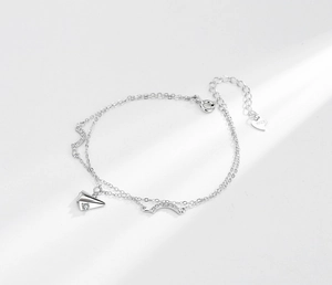 Détail de la chaîne en argent S925 avec pendentif avion en papier et zircons brillants