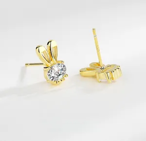 Détail de boucles d'oreilles lapin en or avec tige en argent S925 et pierre de zircon cubique