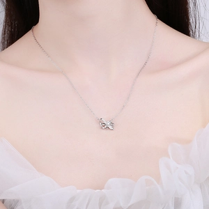 Élégant collier noeud en argent sterling S925 serti de cristaux sur le cou d'une femme