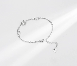 Détail du bracelet en argent sterling S925 avec pendentif avion en papier et cristaux fins