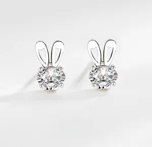 Gros plan des boucles d'oreilles lapin en argent S925 avec cristaux de zircone ovales