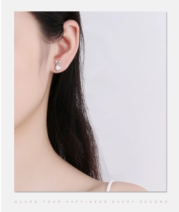 Détail d'une boucle d'oreille lapin en argent 925 avec zircone claire sur modèle
