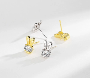 Détail de boucles d'oreilles lapin en argent S925 avec zircons cubiques brillants