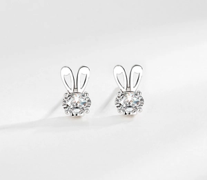 Détails macro des boucles d'oreilles lapin en argent S925 avec zircons scintillants