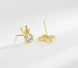 Détail de boucles d'oreilles lapin en argent S925 avec pierre de zircone brillante
