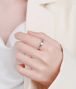 Detail of S925 sterling silver wavy ring featuring a brilliant round cubic zirconia stone