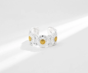 Detailed view of s925 silver daisy open ring with yellow golden flower centers