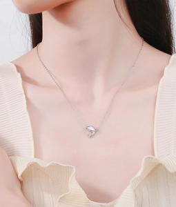 Détail d'un pendentif dauphin en argent S925 avec incrustation de nacre sur le modèle