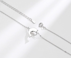 Détail du pendentif dauphin en argent S925 avec chaîne à fermoir à ressort ajustable