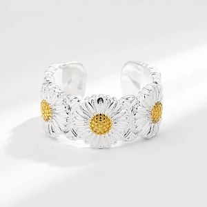 Adjustable S925 sterling silver daisy ring with gold accents and embossed petals
