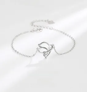 Détail macro du pendentif dauphin en argent S925 avec zircons en forme de coeur et chaîne