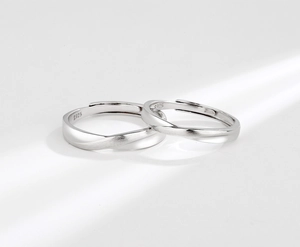 Detailed view of S925 sterling silver Mobius rings with polished and brushed finish textures