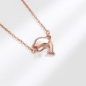 Collier dauphin en or rose avec nacre irisée et pendentif cœur en zircon cubique élégant
