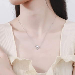 Élégant collier dauphin en argent S925 avec incrustation irisée sur le cou féminin