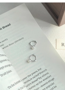 Détail macro de mini créoles en argent sterling S925 avec perles d'eau douce élégantes
