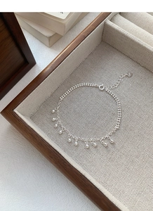 Détail du bracelet en argent S925 avec double chaîne et étiquette en forme de coeur