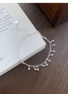 Gros plan d'un bracelet en argent sterling S925 avec perles, pendentif cœur et chaîne réglable