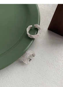 Détail de la bague en argent S925 avec texture tissée complexe et anneau ajustable