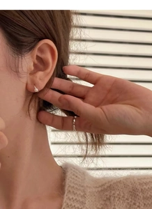 Gros plan de mini créoles en argent S925 avec perles et bague minimaliste en argent pur