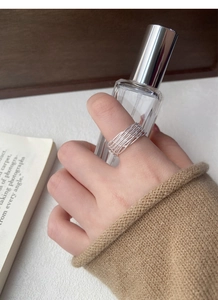 Détail d'une bague multicouche en argent sterling S925 portée à l'index pour femme