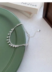 Vue détaillée du bracelet en argent S925 avec perles et breloque en forme de cœur
