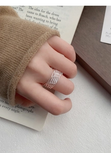 Vue détaillée d'une bague multicouche en argent sterling S925 tressé sur doigt
