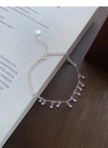 Détail du bracelet double rangée en argent S925 avec breloque cœur et petites clochettes