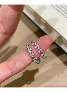 Vue macro de bagues ondulées en argent S925 avec pavé de zircons portées au doigt